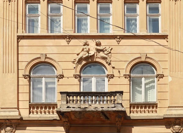 ウクライナのリヴィウのダウンタウンで歴史的なヴィンテージハウスの豊かな装飾 — ストック写真