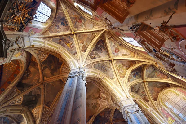 Wnętrze Bazyliki Archikatedralnej Wniebowzięcia Najświętszej Marii Panny Lub Katedry Łacińskiej — Zdjęcie stockowe