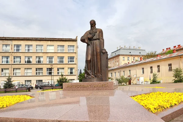 ウクライナのリヴィウにある大司教Andrey Sheptytskyiへの記念碑 — ストック写真