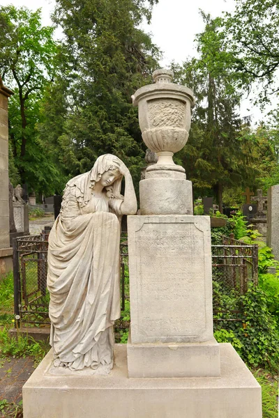 乌克兰利沃夫Lychakiv墓地的大理石古老墓碑 — 图库照片
