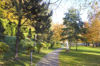 Mezhyhirya 'daki sonbahar parkı (eski başkan Yanukoviç' in ikamet yeri) Ukrayna 'nın Kyiv bölgesinde