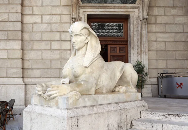 Sculptura Sfinxului Lângă Opera Maghiară Stat Din Budapesta Ungaria — Fotografie, imagine de stoc