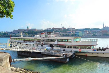Macaristan 'ın Budapeşte kentinde güneşli bir günde turistik gemisiyle Panorama kenti