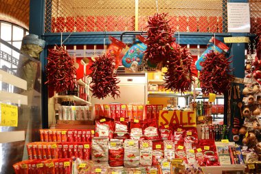  Macaristan 'ın Budapeşte kentindeki Merkez Pazar Salonunda satılık Paprika