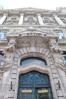 Macaristan 'ın Budapeşte şehrinde Atlantes' li tarihi bir klasik ev.