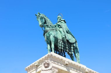 Macaristan 'ın Budapeşte kentindeki balıkçılık kalesinde Aziz Stephen Heykeli