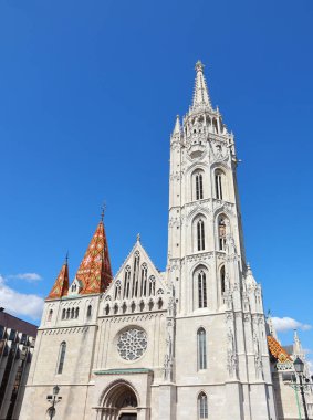 Macaristan 'ın Budapeşte kentindeki balıkçılık kalesinde Aziz Matthias Kilisesi