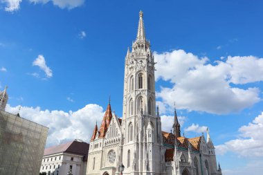 Macaristan 'ın Budapeşte kentindeki balıkçılık kalesinde Aziz Matthias Kilisesi