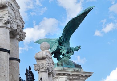 Habsburg Merdivenleri yakınlarındaki Turul Kuş Heykeli - Macaristan, Budapeşte 'deki sarayın girişi
