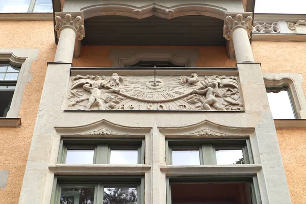 ハンガリー ブダペストのダウンタウンの歴史的なヴィンテージハウスの豊富な装飾 — ストック写真