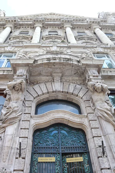 Történelmi Évjáratú Ház Atlantesszal Budapest Belvárosában — Stock Fotó