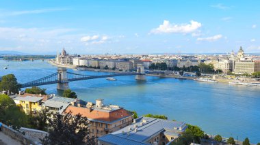 Macaristan 'ın Budapeşte kentinde, Macaristan Parlamentosu ve Szechenyi zincir köprüsüne sahip Panorama kenti