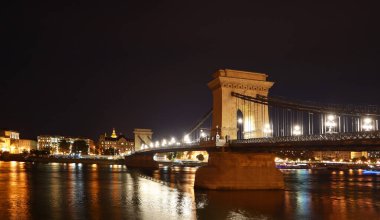  Macaristan, Budapeşte 'de akşam vakti Szechenyi zinciri köprüsü