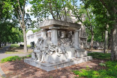 Macaristan, Budapeşte 'deki ünlü Kerepeshi Mezarlığı' nda antik bir mezar taşı.