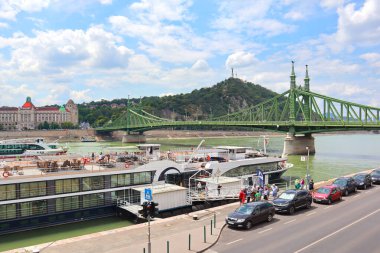  Macaristan 'ın Budapeşte kentinde güneşli bir günde turistik gemisiyle Panorama kenti