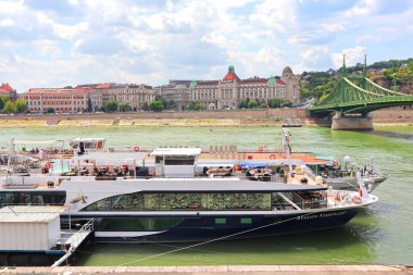 Macaristan 'ın Budapeşte kentinde güneşli bir günde turistik gemisiyle Panorama kenti