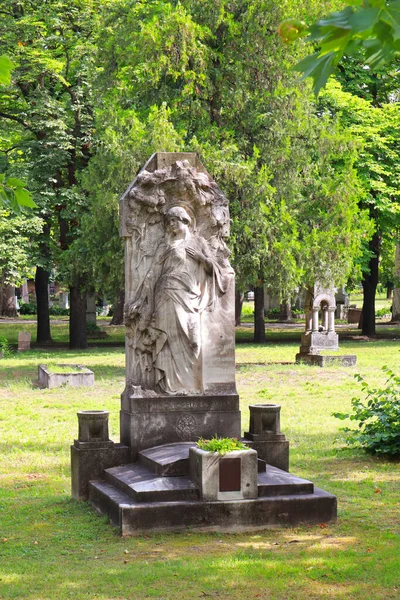 匈牙利布达佩斯著名的Kerepeshi坟场的古老墓碑 — 图库照片