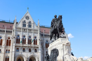 Macaristan, Budapeşte 'deki Gyula Andrassy ve Parlamento Binası' nın Binicilik Heykeli