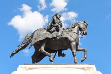 Macaristan, Budapeşte 'deki Gyula Andrassy ve Parlamento Binası' nın Binicilik Heykeli