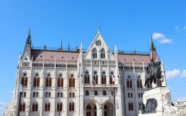 Macaristan, Budapeşte 'deki Gyula Andrassy ve Parlamento Binası' nın Binicilik Heykeli