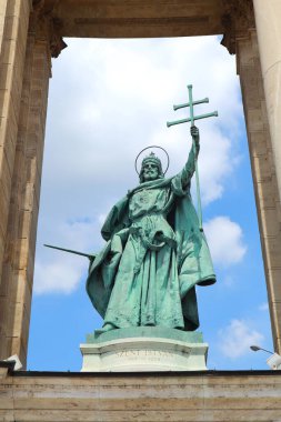 Macaristan 'ın Budapeşte kentindeki Kahramanlar Meydanı' nda Macar kralı Szent Istvan 'ın heykeli