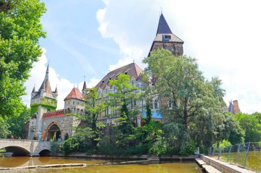 Macaristan, Budapeşte 'de güneşli bir günde Vajdahunyad Şatosu