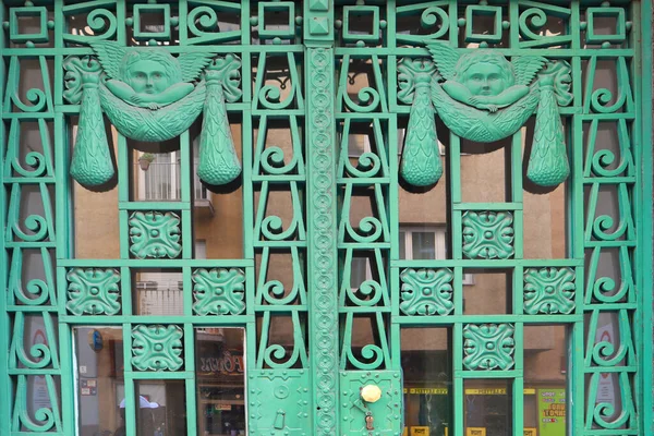 Bogata Dekoracja Zabytkowych Zielonych Drzwi Budapeszcie Węgry — Zdjęcie stockowe