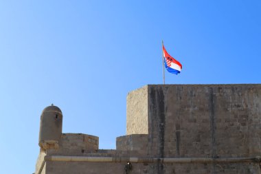  Hırvatistan 'ın Dubrovnik şehir merkezindeki antik kale ve bayrak duvarı