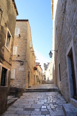 Hırvatistan 'ın Dubrovnik kentinde eski evleri olan tarihi dar sokaklar