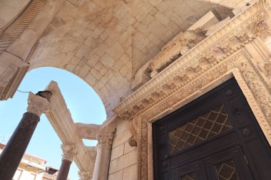 Hırvatistan 'ın Split kentinde Aziz Dujma Katedrali' nin (Kutsal Bakire Meryem 'in Varsayımı) bir parçası
