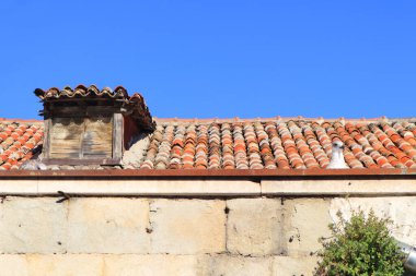 Hırvatistan 'ın Split kentinde kırmızı çatılı ve martılı klasik ev