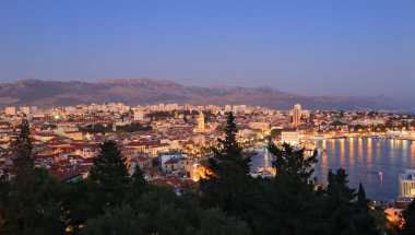  Akşam saatlerinde Split, Dalmaçya, Hırvatistan 'da toprak seti manzarası