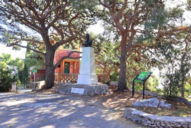 Hırvatistan 'ın Split kentindeki Marjan Ormanı' nda Luka Botiç 'e Heykel