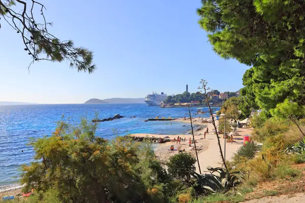  Split, Crotia 'da güneşli bir günde Ovcice Plajı