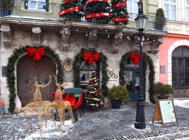 Lviv, Ukrayna 'daki ünlü restoranın Yeni Yıl ve Noel dekorasyonu