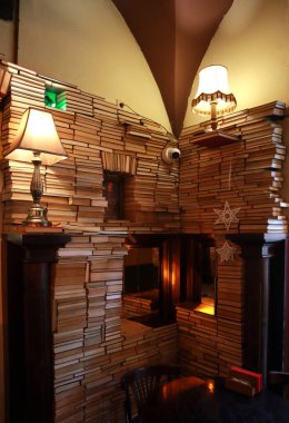 Lviv, Ukrayna 'daki ünlü kahvecinin içinde.