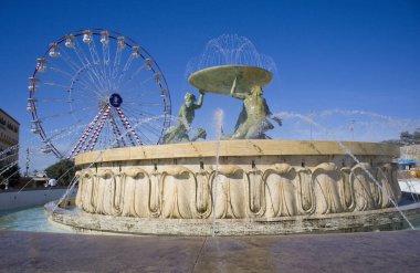 Valletta, Malta 'da güneşli bir günde ünlü Triton Çeşmesi