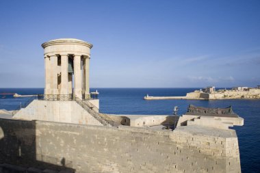  Kuşatma Çanı Savaş Anıtı Panoraması. Rotunda, Malta Valletta 'daki Aziz Christopher kalesinde Meçhul Asker Mezarı.