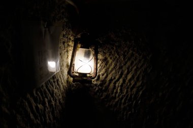 Darl Duvarı 'nın önündeki feneri kapat.