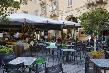 Valletta, Malta şehir merkezindeki sokak kafesi. 