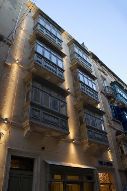 Valletta, Malta 'da şehir merkezinde balkonlu tipik bir ev.