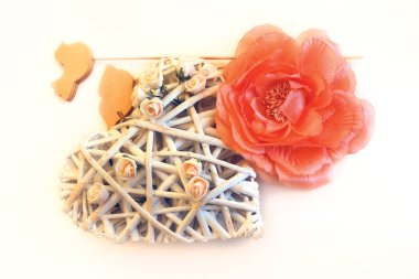 Sevgililer Günü beyaz arka planı beyaz büyük bir kalp ve pembe bir gül 