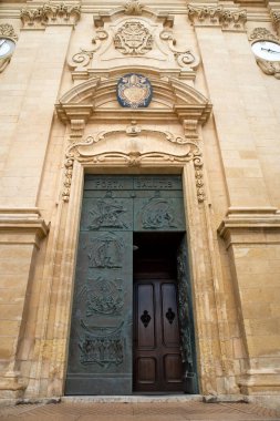 Victoria, Malta 'daki Aziz George Bazilikası' nın kapısı.