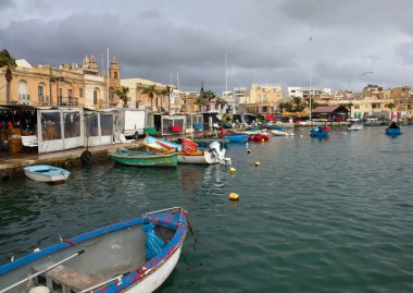  Geleneksel balıkçı köyü Marsaxlokk, Malta 'da renkli tipik tekneler