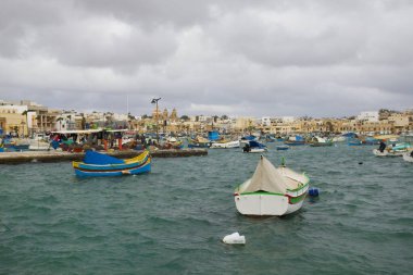 Mgarr, Malta 'da tipik renkli ahşap tekneler