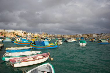 Mgarr, Malta 'da tipik renkli ahşap tekneler