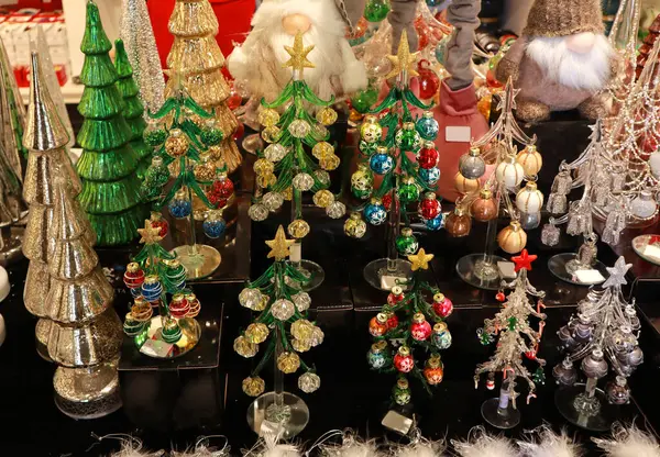 Malta 'da satılık cam eşyalar (Noel ağaçları)