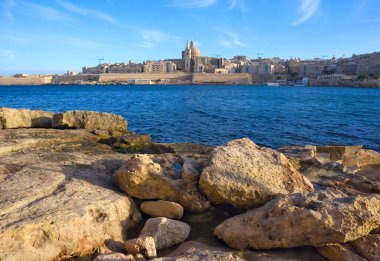 Saint Paul Katedrali 'nin panoramik manzarası ve Malta' nın Sliema kentinden Valletta 'nın antik duvarları.