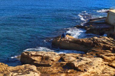 Sliema, Malta 'da güneşli bir günde Fond Gdir Plajı