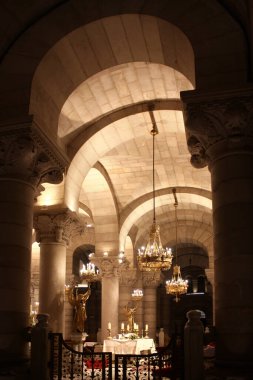  İspanya, Madrid 'deki Almudena Kraliyet Kilisesi' nden Cripta 'nın iç mimarisi.